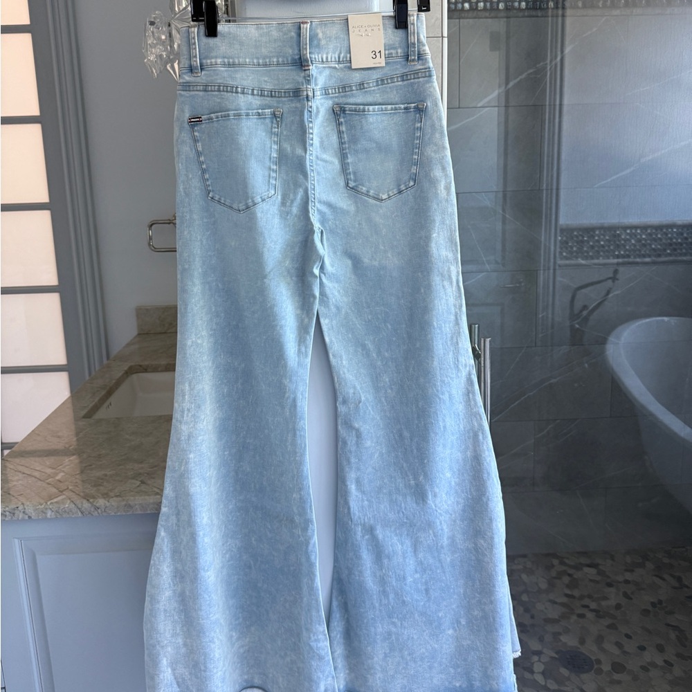 Alice + Olivia Beautiful Seamed Wide-leg Jeans - Picture 3 of 17